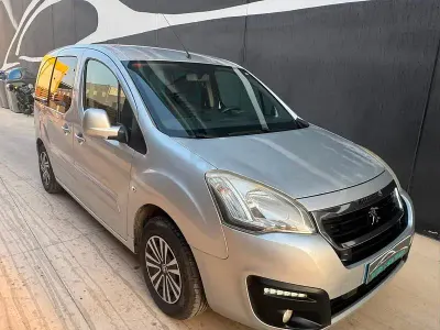 Usado Peugeot Partner Tepee Active 100 CV (73 kW) 2016 Gris / plata Monovolumen