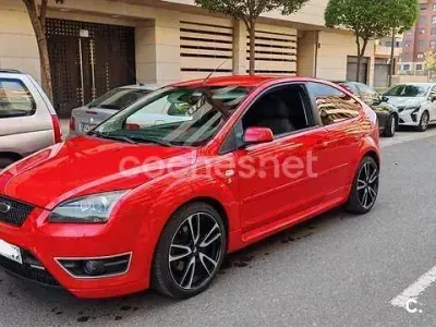 Usado Ford Focus Trend 136 CV (100 kW) 2007 Rojo Berlina