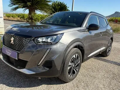 Usado Peugeot 2008 Allure 130 CV (95 kW) 2023 Gris / plata SUV