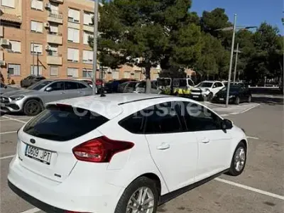Usado Ford Focus Trend 125 CV (91 kW) 2016 Blanco Berlina