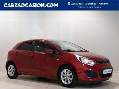 Usado Kia Rio 109 CV (80 kW) 2014 Rojo Utilitario