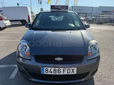 Usado Ford Fiesta Ambiente 68 CV (50 kW) 2007 Gris / plata Utilitario
