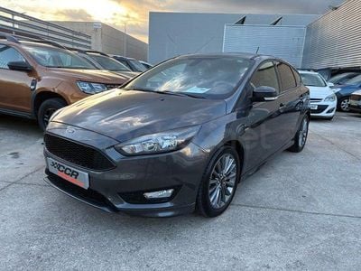 Usado Ford Focus ST-Line 125 CV (91 kW) 2017 Gris / plata Berlina