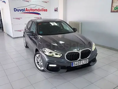 Usado BMW 118 Comfort Edition 136 CV (100 kW) 2021 Gris / plata Utilitario