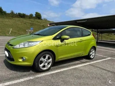 Usado Ford Fiesta 82 CV (60 kW) 2009 Verde Berlina