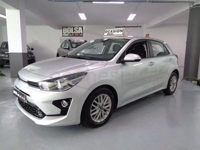 Usado Kia Rio 84 CV (61 kW) 2023 Gris / plata Berlina