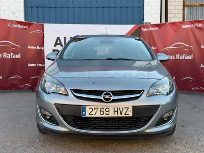 Usado Opel Astra Excellence 130 CV (95 kW) 2014 Gris / plata Berlina