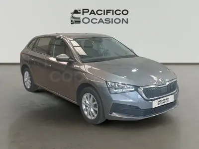Usado Skoda Scala Active 110 CV (80 kW) 2022 Gris / plata Utilitario
