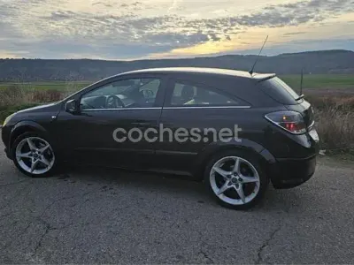Usado Opel Astra GTC Cosmo 120 CV (88 kW) 2005 Negro Berlina