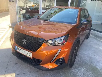 Usado Peugeot 2008 Active 100 CV (73 kW) 2022 Naranja SUV