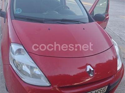 Usado Renault Clio III Collection 75 CV (55 kW) 2013 Rojo Berlina