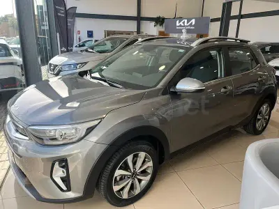 Usado Kia Stonic 100 CV (73 kW) 2025 Gris / plata SUV