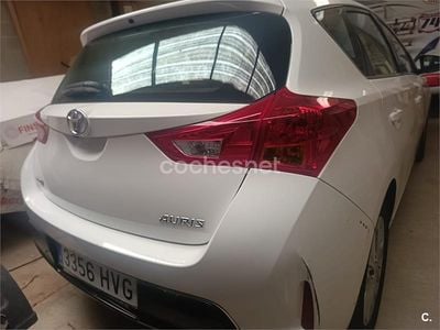 Usado Toyota Auris Advance 124 CV (91 kW) 2014 Blanco Berlina