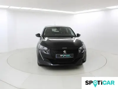 Usado Peugeot e-208 Allure 100 kW (136 CV) 2023 Negro Utilitario