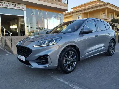 Usado Ford Kuga ST-Line 150 CV (110 kW) 2022 Gris / plata SUV