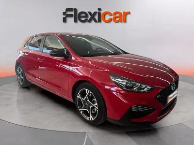 Usado Hyundai i30 N Line 120 CV (88 kW) 2024 Rojo Berlina