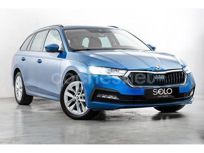 Azul Usado 2022 Skoda Octavia Ambition Familiar | 23.500 € (Precio justo)