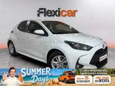 Usado Toyota Yaris Hybrid Active 116 CV (85 kW) 2022 Blanco Berlina
