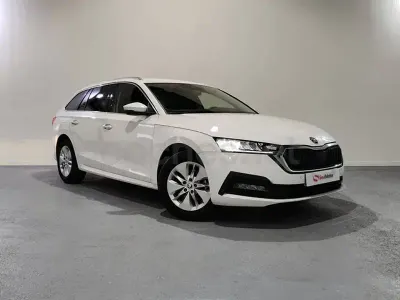 Usado Skoda Octavia Ambition 150 CV (110 kW) 2024 Blanco Familiar