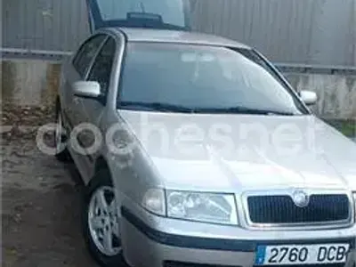 Usado Skoda Octavia Ambiente 90 CV (66 kW) 2004 Gris / plata Berlina