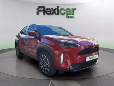 Usado Toyota Yaris Hybrid Style 116 CV (85 kW) 2022 Rojo