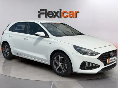 Usado Hyundai i30 120 CV (88 kW) 2021 Blanco Berlina