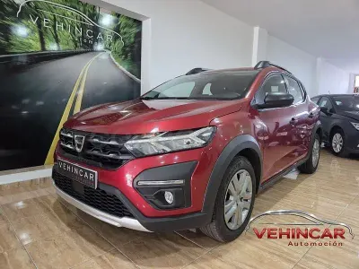 Usado Dacia Sandero Comfort 91 CV (66 kW) 2022 Granate Berlina
