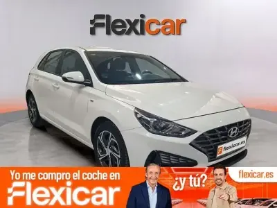 Usado Hyundai i30 120 CV (88 kW) 2021 Blanco Berlina