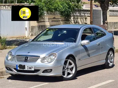 Usado Mercedes C180 143 CV (105 kW) 2005 Gris / plata Berlina