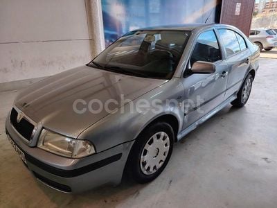 Gris / plata Usado 2002 Skoda Octavia Ambiente Berlina | 1980 €