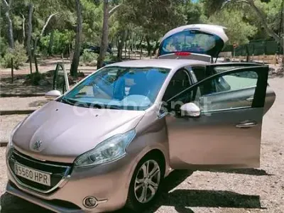 Usado Peugeot 208 Allure 120 CV (88 kW) 2013 Beige Utilitario