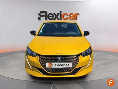 Usado Peugeot e-208 Allure 100 kW (136 CV) 2024 Amarillo Utilitario