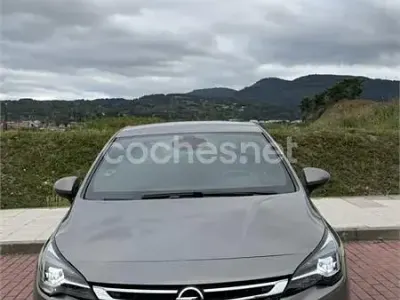 Usado Opel Astra Dynamic 110 CV (80 kW) 2016 Gris / plata Berlina