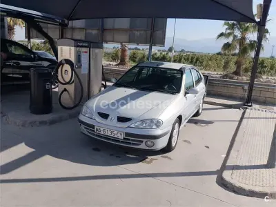 Usado Renault Mégane 110 CV (80 kW) 2000 Gris / plata Berlina
