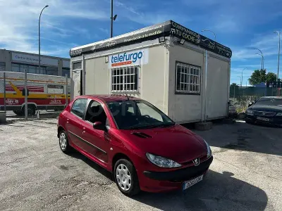 Usado Peugeot 206 70 CV (51 kW) 2005 Rojo Berlina
