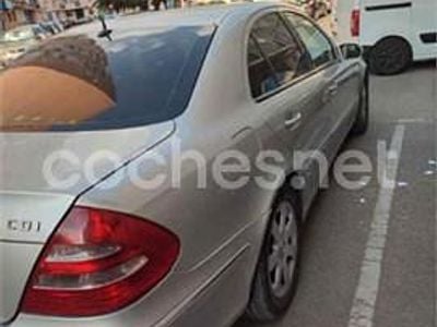 Usado Mercedes E220 Elegance 143 CV (105 kW) 2002 Gris / plata Berlina