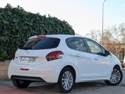 Käytetty Peugeot 208 Signature Sky 100 HP (73 kW) 2019 Valkoinen Viistoperä