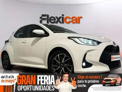 Usado Toyota Yaris Hybrid Style 116 CV (85 kW) 2022 Blanco Utilitario