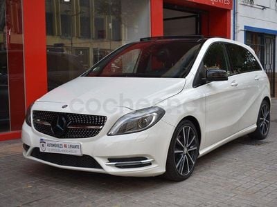 Usado Mercedes B180 Urban 109 CV (80 kW) 2014 Blanco Monovolumen