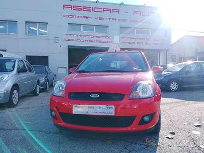 Usado Ford Fiesta 80 CV (58 kW) 2007 Rojo Utilitario