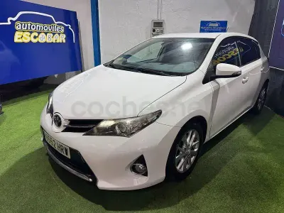 Usado Toyota Auris Active 124 CV (91 kW) 2013 Blanco Berlina