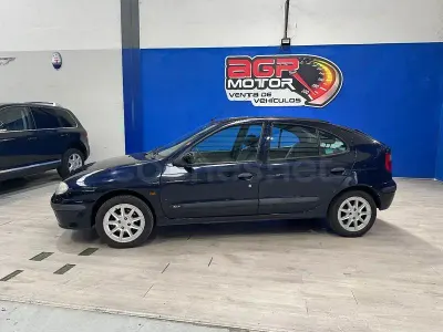 Begagnad Renault Mégane Authentique 65 HK (47 kW) 2001 Blå Sedan