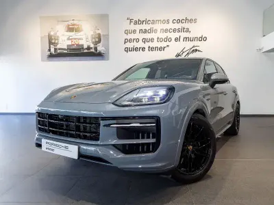 Usado Porsche Cayenne 470 CV (345 kW) 2025 Gris / plata SUV