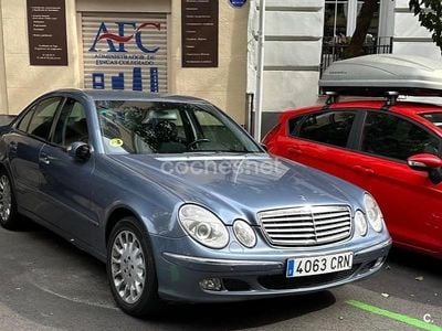 Azul Usado 2004 Mercedes E500 Elegance Berlina | 9500 €