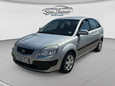 Usado Kia Rio 94 CV (69 kW) 2007 Gris / plata Berlina