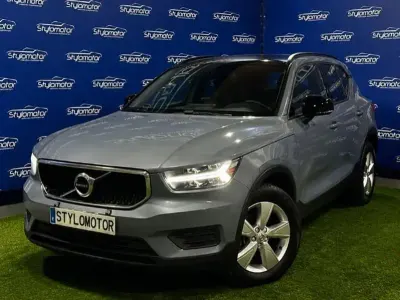 Usado Volvo XC40 Momentum 150 CV (110 kW) 2020 Gris / plata SUV