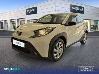 Usado Toyota Aygo X-play 69 CV (50 kW) 2022 Blanco Utilitario