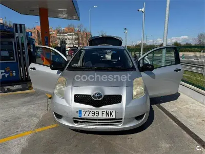 Usado Toyota Yaris 90 CV (66 kW) 2007 Gris / plata Utilitario
