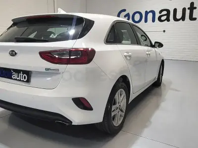 Usado Kia Ceed 136 CV (100 kW) 2021 Blanco Utilitario