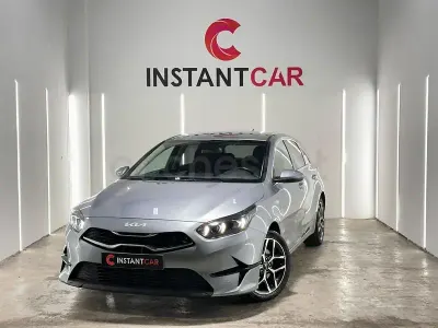Usado Kia Ceed 120 CV (88 kW) 2023 Gris / plata Utilitario